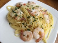 Esparguete com camarão pequeno e tomate cereja