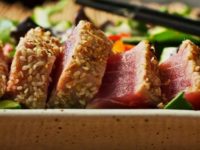 Atum em manto de sésamo com rábano e aspargos verdes