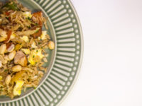 Massa de arroz frita com lulas e pepinos chineses