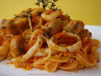 Macarrão com cogumelos e anel de lula