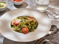 Peixe assado com tagliatelle de abobrinha e mostarda