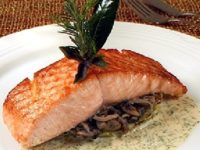 Salmão com cogumelos e espinafres